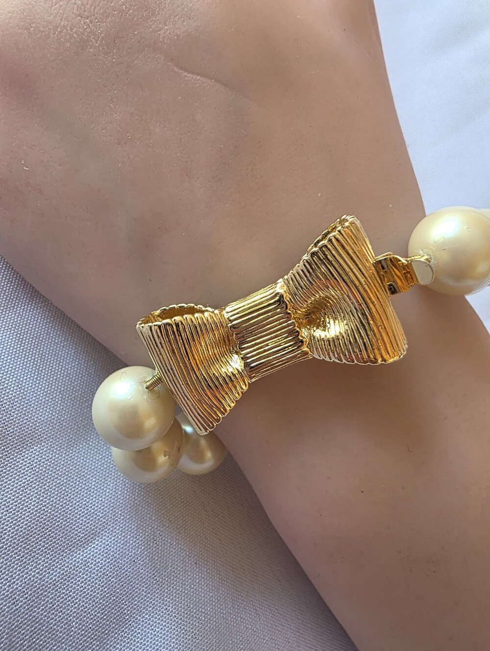 Kate Spade All Wrapped Up In Pearls Gold Tone Bow Bracelet Glass Pearls - Picture 2 of 9